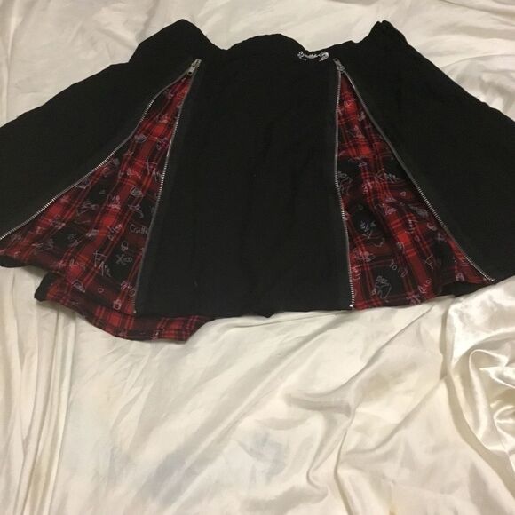 Black and Red Plaid Pleated Disney Cruella Mini Skirt with Zipper Accents Xl - Picture 5 of 11